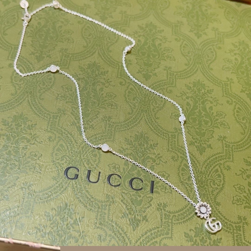 G*u*i necklaces